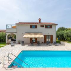 Holiday House Iris with Private Pool