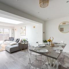 Luxurious 4 bedroom in Croydon with Parking