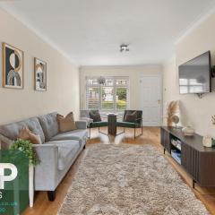 Stylish 3 Bed House l Free Driveway Parking