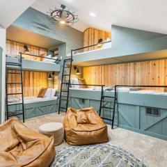 Penthouse 7 on Taneycomo - Chic Waterfront Condo