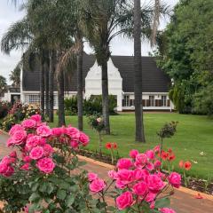 Madeley House Unit 2 - Cozy Charm 5 kms from O T Tambo