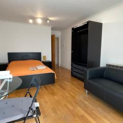 Crossharbour station 2 Rooms for 5 nr Canary Wharf