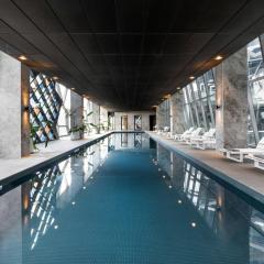 Luxury 3 Bedroom CBD Retreat Family Comfort with Pool Gym Sauna