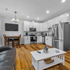 New build duplex-sleeps 6! Pet friendly!