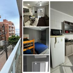 Ap um dormitório com ar condicionado ou ventiladores de teto, churrasqueira