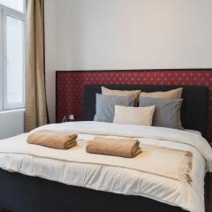 Lovely 1BR & 1LR Apartment, Only 15 Min Walk to City Center