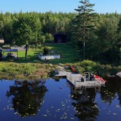 Lakehouse med bastu, egen brygga och roddbåt