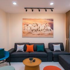 Spacious , 3 min walk to BTS & 10 min to Thonglor, Em District, Terminal 21, Max 20 People