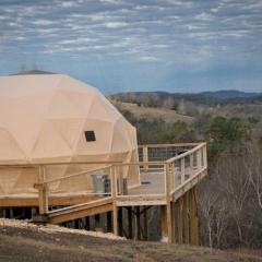 Romantic and Luxurious Glamping Dome in Eureka Springs, Equipped with an Indoor Hot Tub Perfect for a Weekend of Relaxation