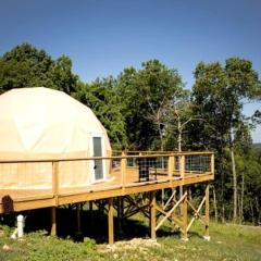 Vintage Themed Geodome with a Cedar Hot Tub and Mountain Views, Perfect for a Romantic Getaway in Eureka Springs