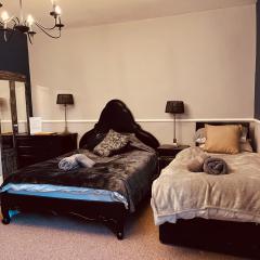 Stylish & Spacious Victorian Home near Severn Valley Railway & Safari Park