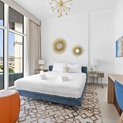 VayK - Luxurious 2BR on the Palm with Private Beach Access