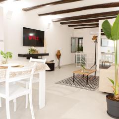 Suite tra Travi Antiche & Idromassaggio - Lusso Moderno nel Cuore di Terracina - 10' dal Mare - Wifi