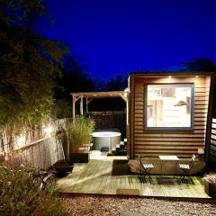 Cozy tiny house with jacuzzi , garden and free parking near Amsterdam