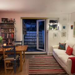 Comfy child/dog friendly garden flat heart Camden