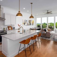 Chic Townhome Close to City and Dining