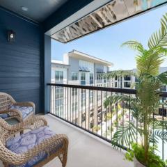 Luxury Apt with shopping and restaurants