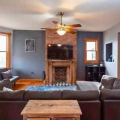 Jungle House Columbus Short North Downtown Free Parking - Near Convention Center & Nationwide Arena - 4BR Luxury Home - Sleeps 14 - Over 5,800 Five Star Stays