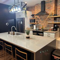 Jungle House Columbus Short North Downtown Free Parking - Walk to Convention Center & Nationwide Arena - 4BR Luxury Home - Sleeps 16 - Over 5,800 Five Star Stays