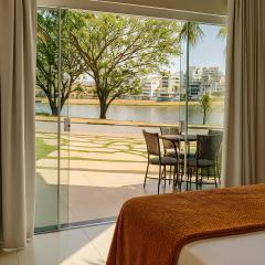 Suíte com Vista para o Lago em Capitólio, acesso a piscina adulto e infantil, quadra de beach tênis e playgroud