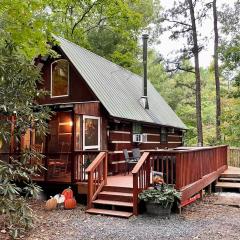 Romantic Log Cabin with Hot Tub near Cherokee National Forest, Tennessee