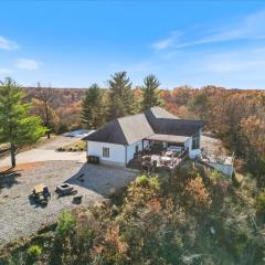Amazing Sunset Lake Views, Huge Deck & Hot Tub!