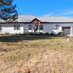 Amazing Sunset Lake Views, Huge Deck & Hot Tub!