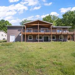 Huge Lakefront Yard, Private Dock - Amazing Views!