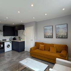 Modern 2 Bed Apartment Includes Free Parking