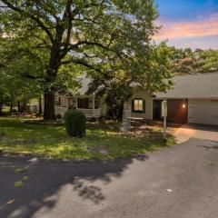 Six Suites with Hot Tubs, Private Jacuzzi Baths, Wooded Garden and Lake Access with Boat Slip