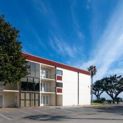 Cozy 2 bed 2 bath condo at the beachside Ocean Club Villas