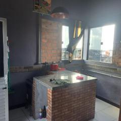 casa com um quarto, um banheiro e cozinha cop30