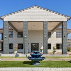 HomeTowne Studios by Red Roof San Antonio E - Frost Bank Center