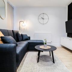 The Eden Suite - 1BR Chic Apt with Luxe Shower, Smart TV & Free Secure Parking in Central High Wycombe HP13, Sleeps 3