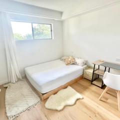 Bedroom with Ensuite Near Train Station and Airport