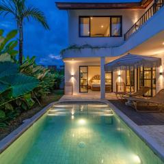 Sunbeam Oasis - Private 4BR Tropical Villa with Ionised Pool & Solar