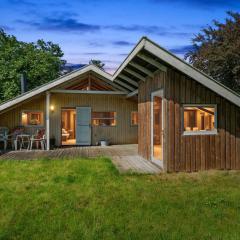 Charming Cottage Near The Water