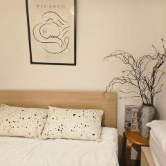 Yongsan Hyochang Park 3 minutes, breakfast included, luggage storage service,Free van pickup service for more than 5 nights