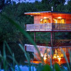 TinyHousebeiDresden Über dem Wasser schwebendes winziges Häuschen Nähe Dresden Sächsische Schweiz