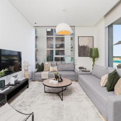 Lagoon-Facing 1BR, Minutes from Downtown and Business Bay, Near Dubai Water Canal - District One Phase III Residences 18 by Deluxe Holiday Homes