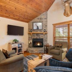 Simon's Treetop Cabin - 2 BDR in Popular Resort