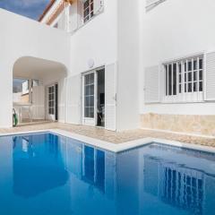 BEAUTIFUL VILLA - 4 bedrooms, heated pool, 2 priv car park places, fibre net, PS5, tv channels