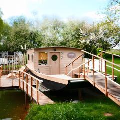 Toue Cabanée Au Bord D'un Etang