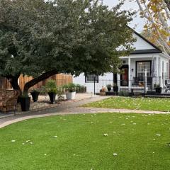 Historic Cottage, Modern Comforts & 9am Check-in