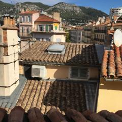 Au cœur du vieux Toulon au calme appartement rénové climatisé confortable étage élevé avec ascenseur proche parking et toutes commodités