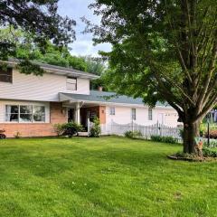 BBQ, WIFI, full kitchen, SmartTV, Firepit, Queen