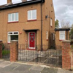 Free Driveway Parking, Fast WIFI, Ideal for long term contractor, etc stays - Dwellcome Home Ltd 3 Bedroom Boldon House - see our site for assurance