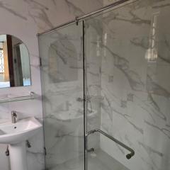 Lakeside Hilltop Haven -3 Bedroom House