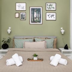 Deluxe Hillside Apartment Near City Center