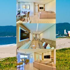 Apto 2 Quartos 150m PRAIA Cozinha completa CHURRASQUEIRA AR CONDICIONADO Wi-Fi e vaga privativa de garagem Reserve agora mesmo